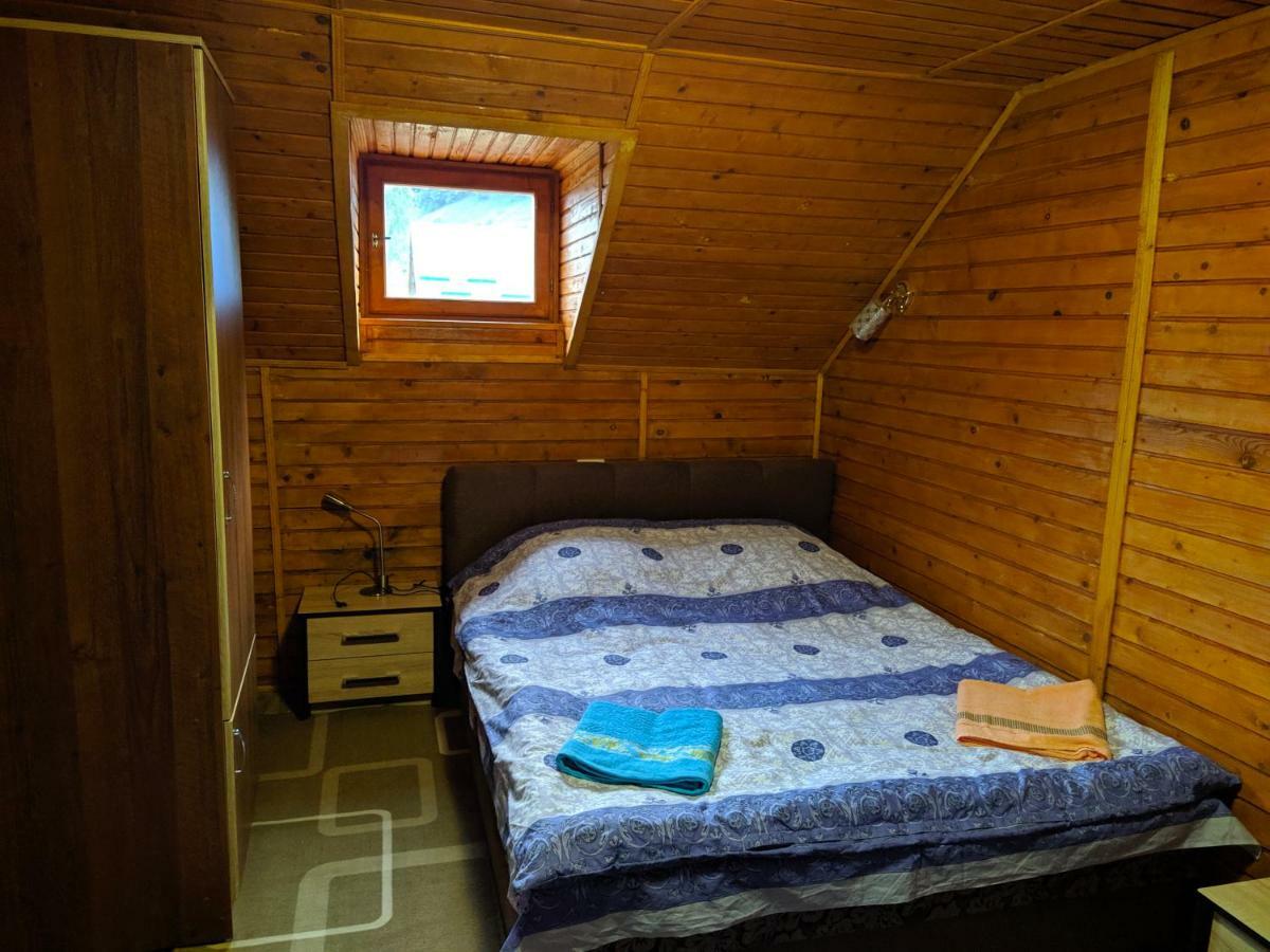 У Оксани Guest House Borcut Exterior foto