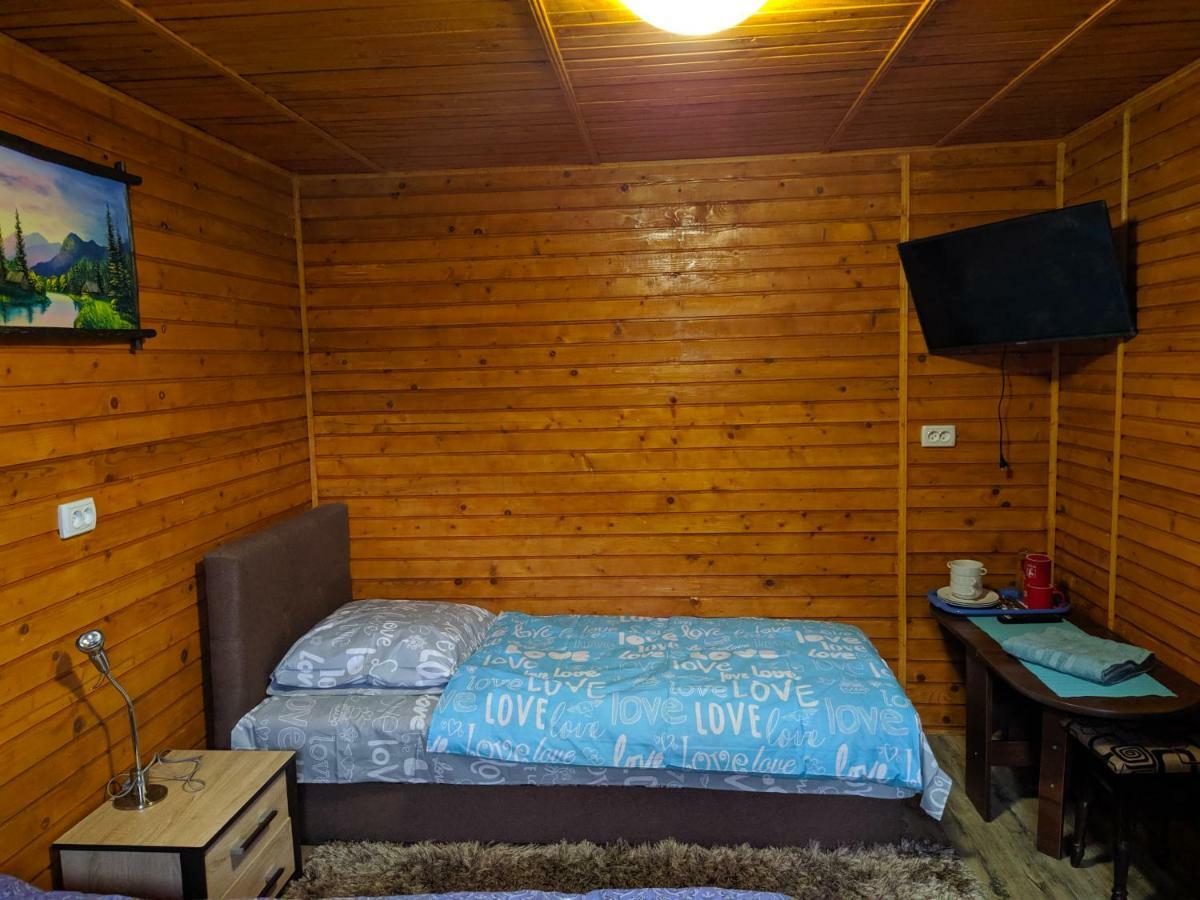 У Оксани Guest House Borcut Exterior foto