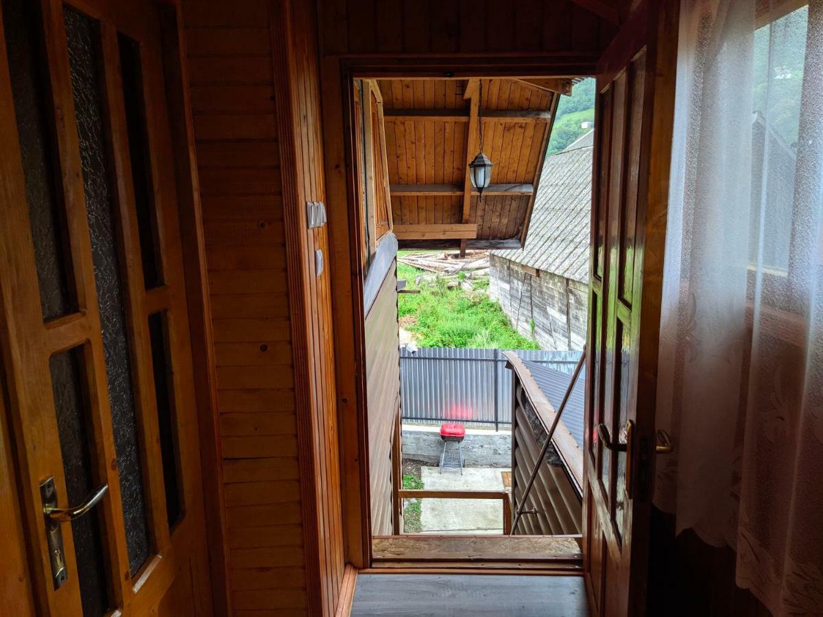У Оксани Guest House Borcut Exterior foto