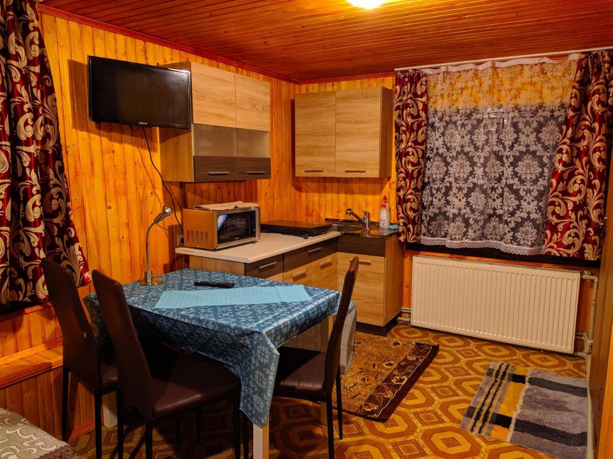 У Оксани Guest House Borcut Exterior foto